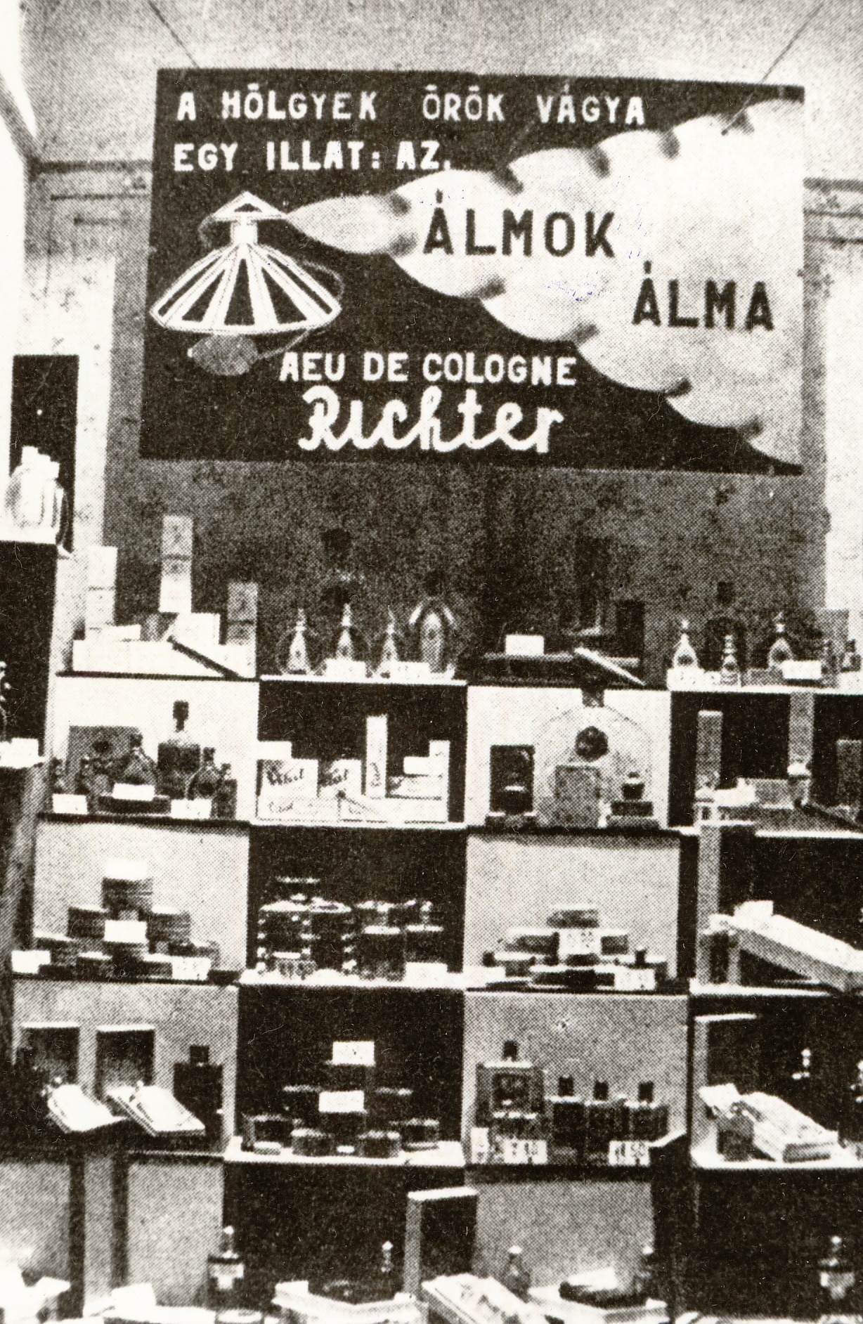 Illatszer Kirakat (Magyar Kereskedelmi és Vendéglátóipari Múzeum CC BY-NC-ND)