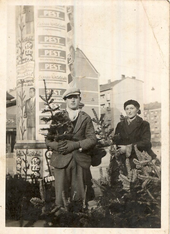 Karácsonyi vásár fenyőfaárus Budapest 1930-as évek vége (Magyar Kereskedelmi és Vendéglátóipari Múzeum CC BY-NC-ND)