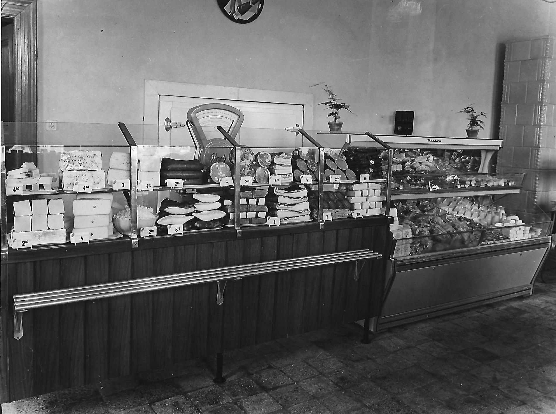 Újpesti Közért Vállalat 15455. sz. Élelmiszerboltja, Budapest 1960. (Magyar Kereskedelmi és Vendéglátóipari Múzeum CC BY-NC-ND)