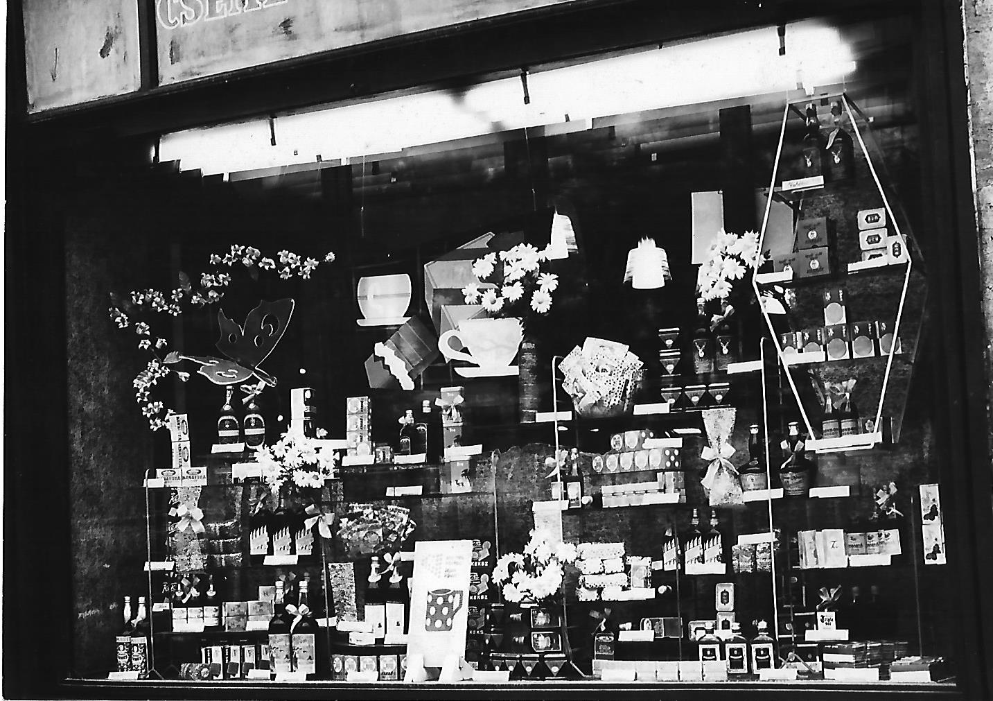 Fűszer-Csemege Bolt tavaszias kirakata, Budapest (Magyar Kereskedelmi és Vendéglátóipari Múzeum CC BY-NC-ND)