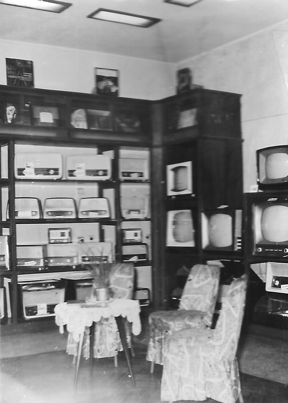 Rádió- televízió Hanglemezbolt Esztergom (Magyar Kereskedelmi és Vendéglátóipari Múzeum CC BY-NC-ND)