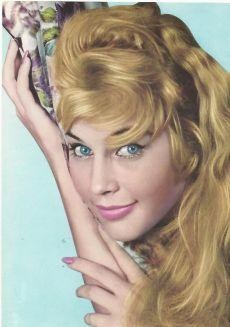 Reklámfotó - Szőke hosszú hajú hölgy (Magyar Kereskedelmi és Vendéglátóipari Múzeum CC BY-NC-ND)