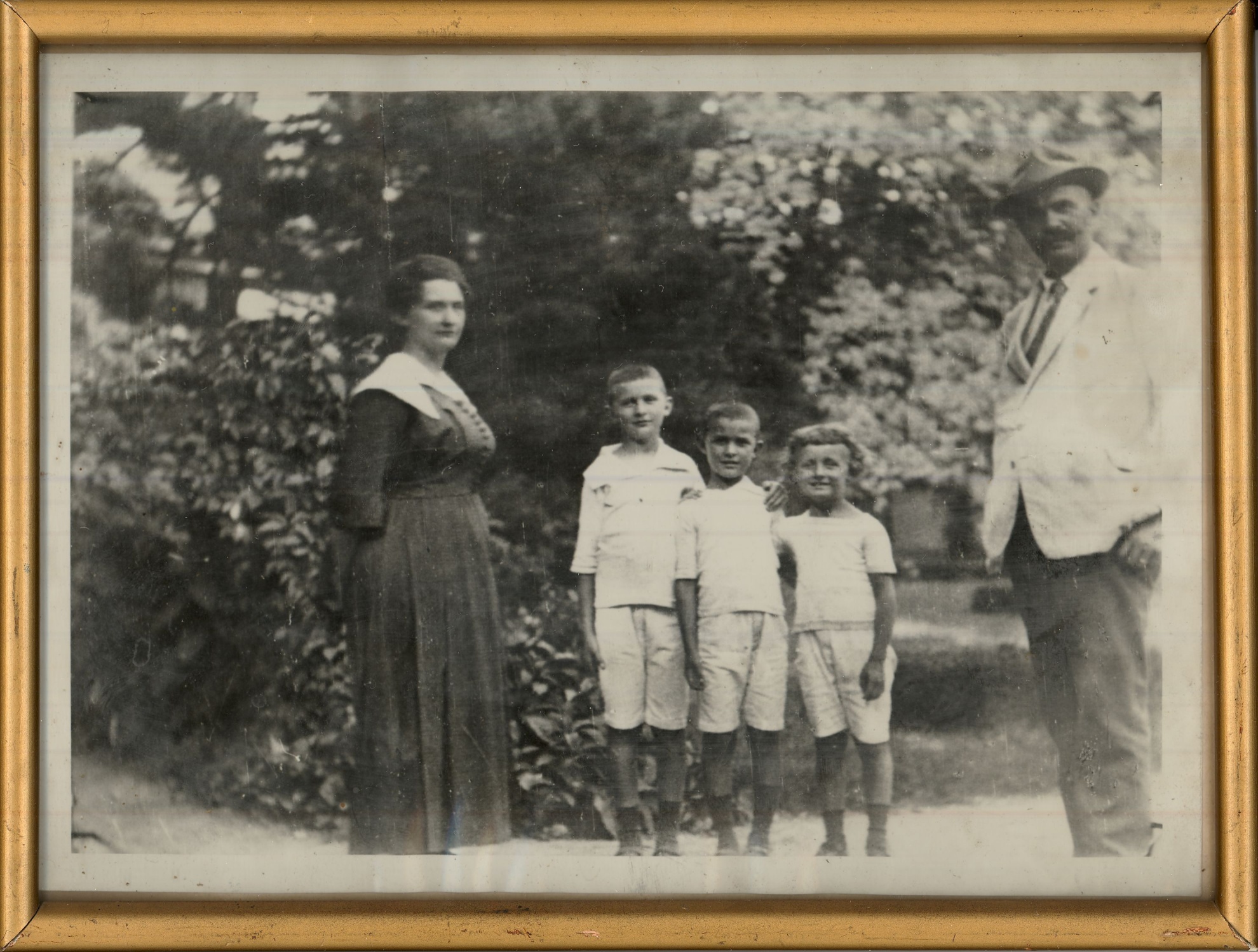 Bakkay József, Bakkayné Margótsy Gizella és fiaik, Kecskemét 1918. (Magyar Kereskedelmi és Vendéglátóipari Múzeum CC BY-NC-ND)