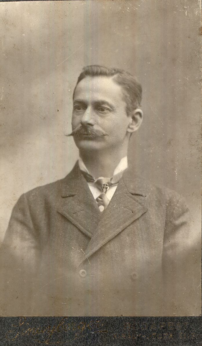 Középkorú bajszos férfi portréja Budapest XX. század eleje (Magyar Kereskedelmi és Vendéglátóipari Múzeum CC BY-NC-ND)