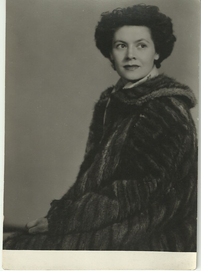 Eliza Gerner bundában (Magyar Kereskedelmi és Vendéglátóipari Múzeum CC BY-NC-ND)
