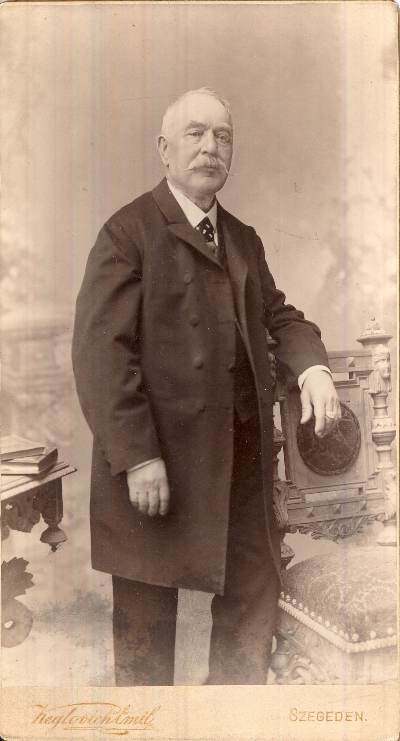 Idős bajszos férfi portréja Szeged 1896. (Magyar Kereskedelmi és Vendéglátóipari Múzeum CC BY-NC-ND)