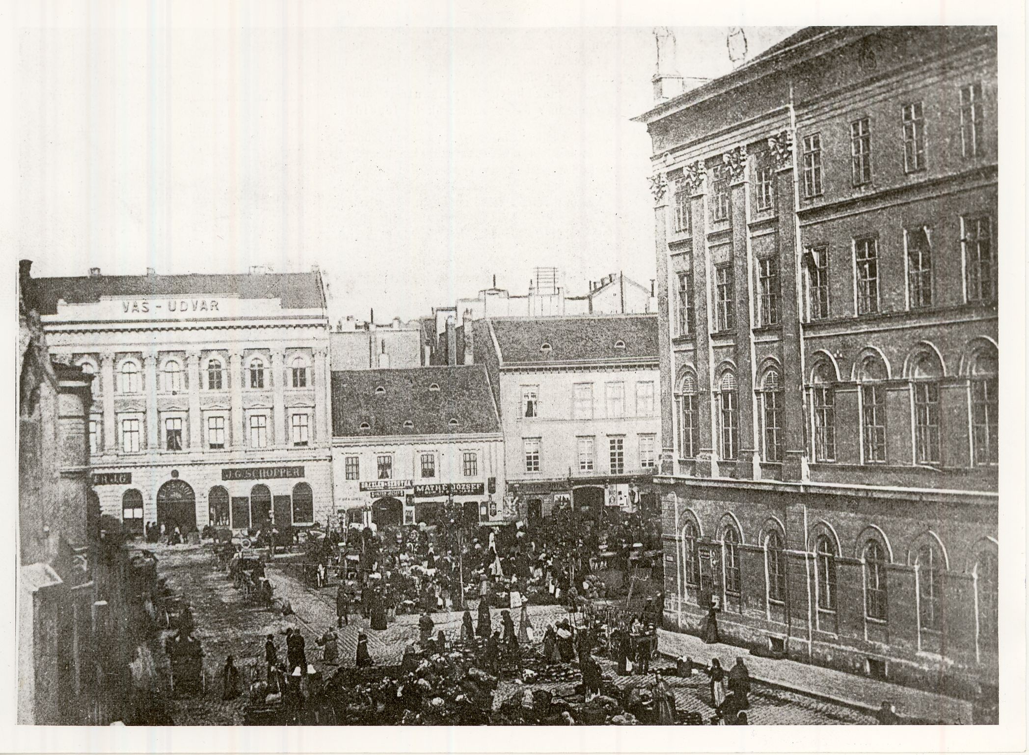 Piac a Vas-udvar előtt Budapest (Magyar Kereskedelmi és Vendéglátóipari Múzeum CC BY-NC-ND)