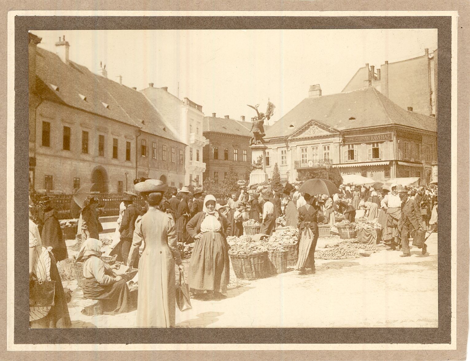 Piac a Budai Várban Budapest 1911. (Magyar Kereskedelmi és Vendéglátóipari Múzeum CC BY-NC-ND)