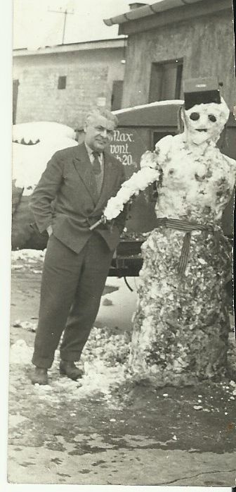 Gerner László egy hóemberrel (Magyar Kereskedelmi és Vendéglátóipari Múzeum CC BY-NC-ND)