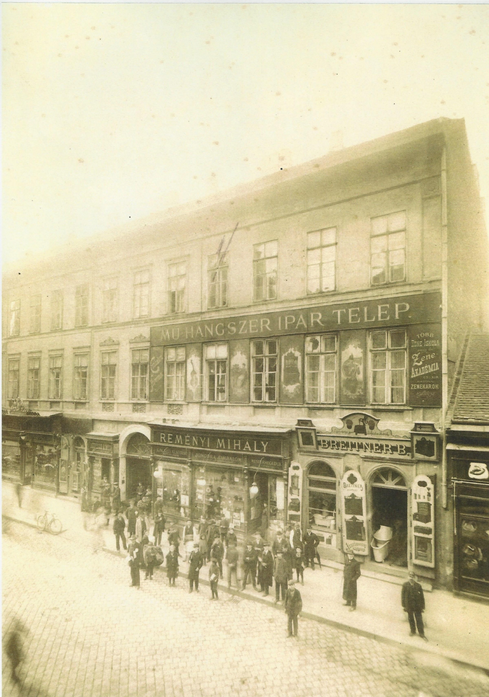 Reményi Mihály hanszerüzlete Budapest 1890-es évek (Magyar Kereskedelmi és Vendéglátóipari Múzeum CC BY-NC-ND)