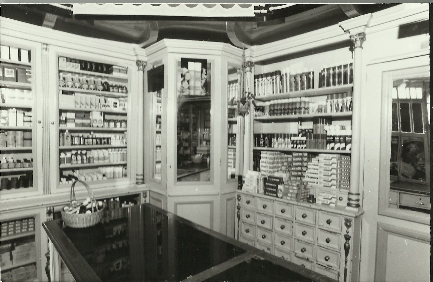 Kecskemét-illatszerbolt (Magyar Kereskedelmi és Vendéglátóipari Múzeum CC BY-NC-ND)