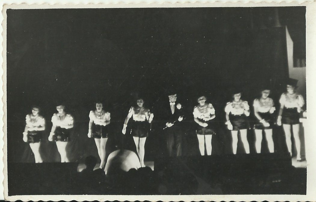 Csoportos színpadi jelenet (Magyar Kereskedelmi és Vendéglátóipari Múzeum CC BY-NC-ND)