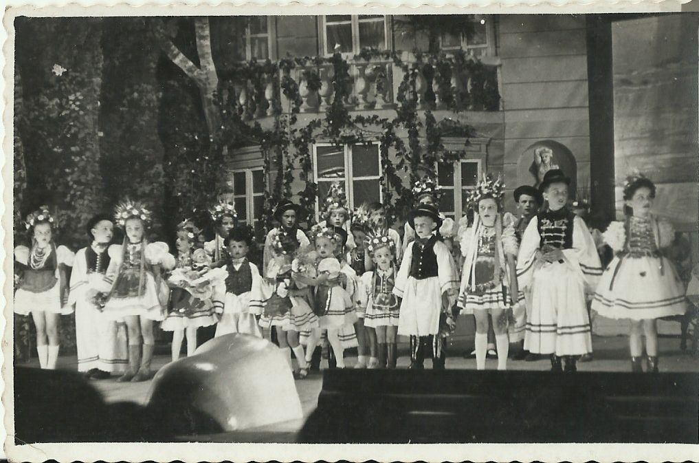 Színpadi jelenet gyerekekkel (Magyar Kereskedelmi és Vendéglátóipari Múzeum CC BY-NC-ND)
