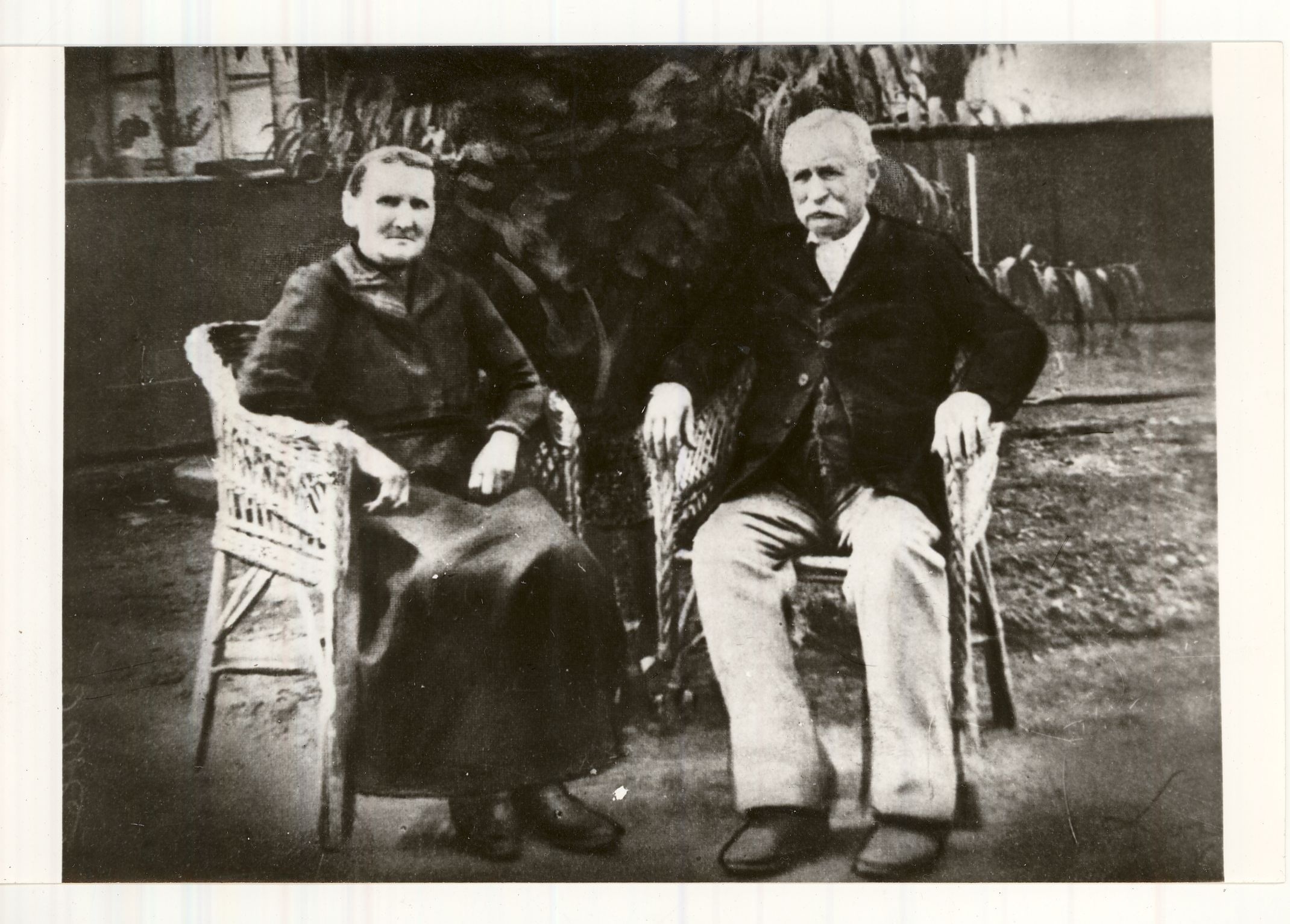 Tischner József lakatos és vegyeskereskedő valamint felesége Adony XIX. és a XX. század fordulója (Magyar Kereskedelmi és Vendéglátóipari Múzeum CC BY-NC-ND)