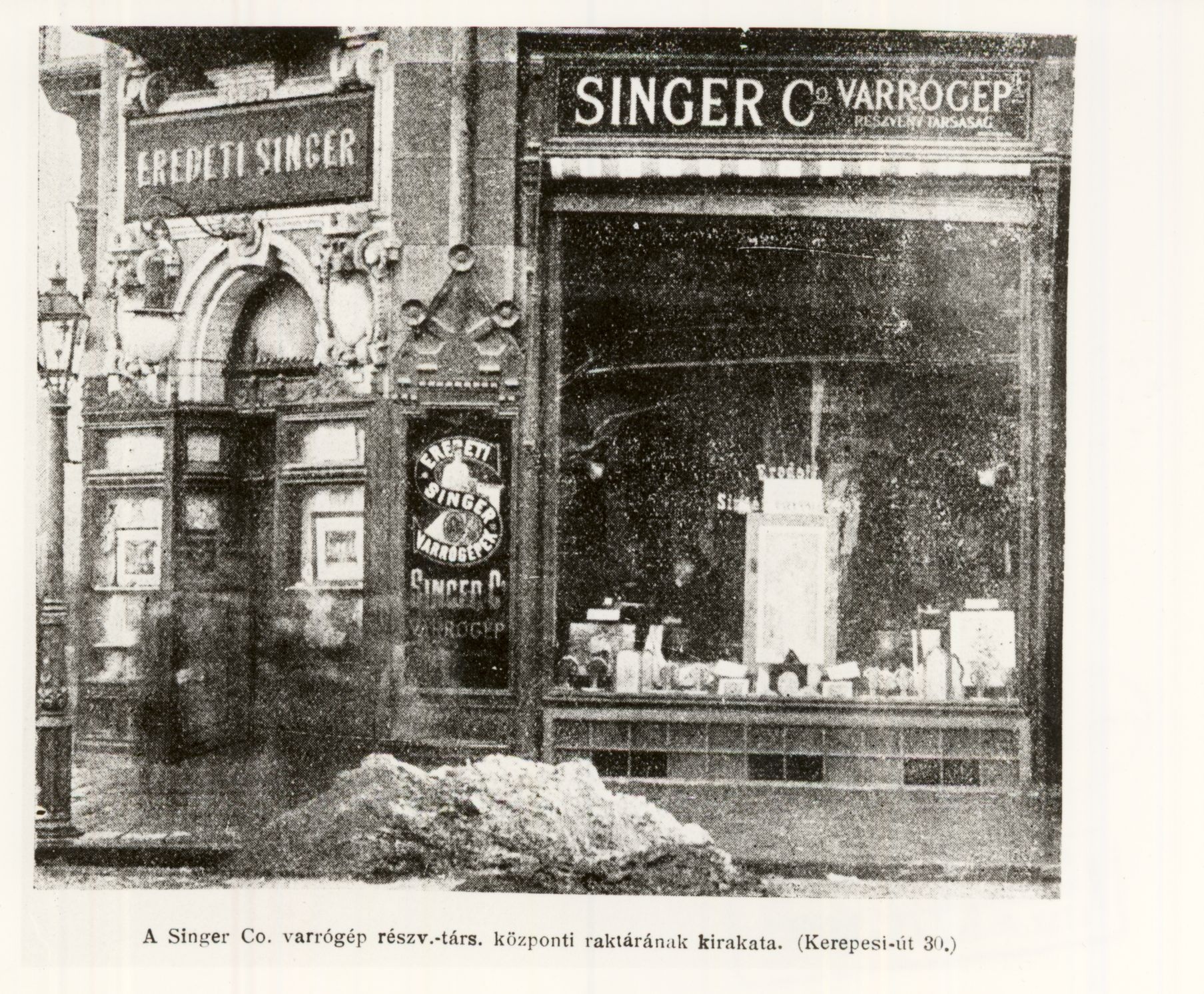 Singer Co. Varrógép részv.-társ. központi raktárának kirakata. (Magyar Kereskedelmi és Vendéglátóipari Múzeum CC BY-NC-ND)