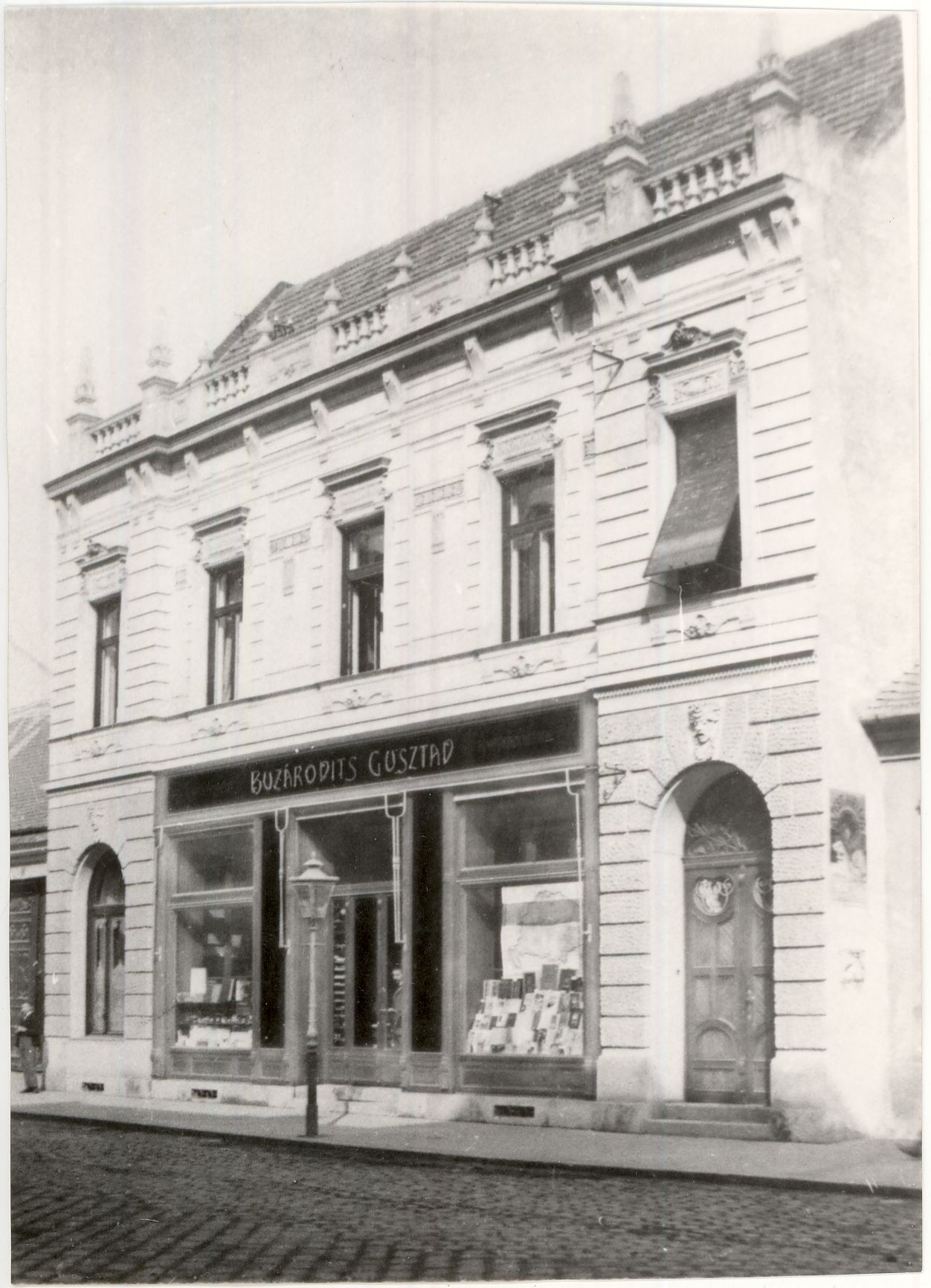 Buzárovits Gusztáv könyvesboltja (Magyar Kereskedelmi és Vendéglátóipari Múzeum CC BY-NC-ND)