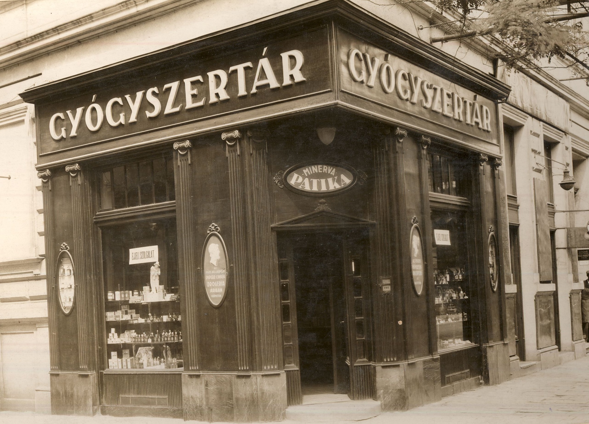 Gyógyszertár (Magyar Kereskedelmi és Vendéglátóipari Múzeum CC BY-NC-ND)