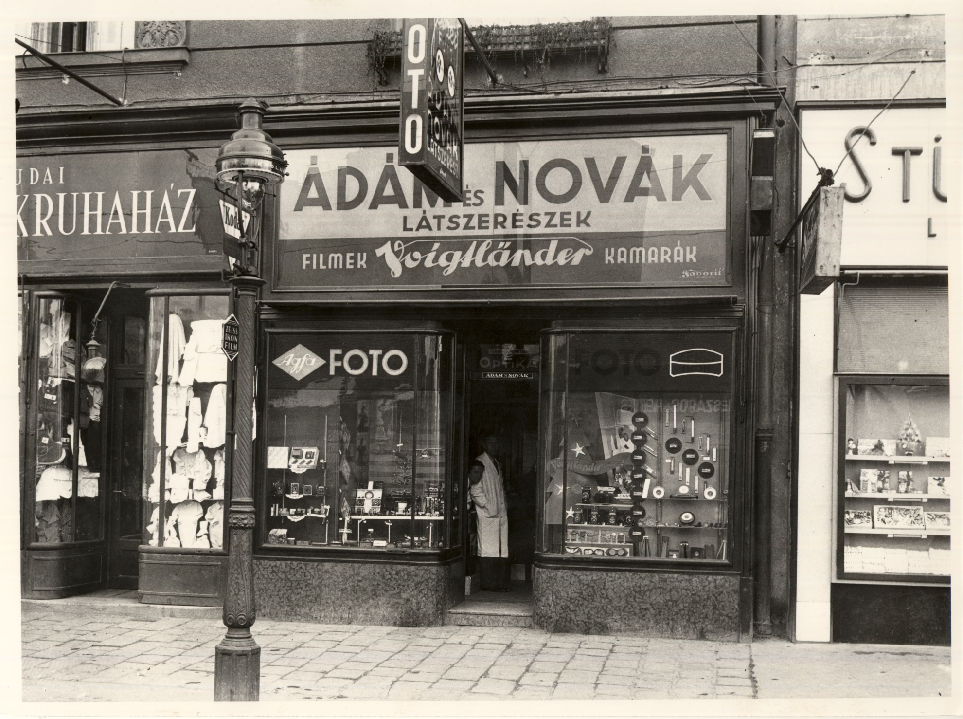 Ádám és Novák Látszerészek (Magyar Kereskedelmi és Vendéglátóipari Múzeum CC BY-NC-ND)