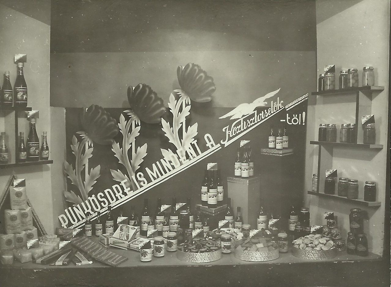 Köztisztviselők szövetkezete típuskirakat Budapest Pünkösd 1935. (Magyar Kereskedelmi és Vendéglátóipari Múzeum CC BY-NC-ND)