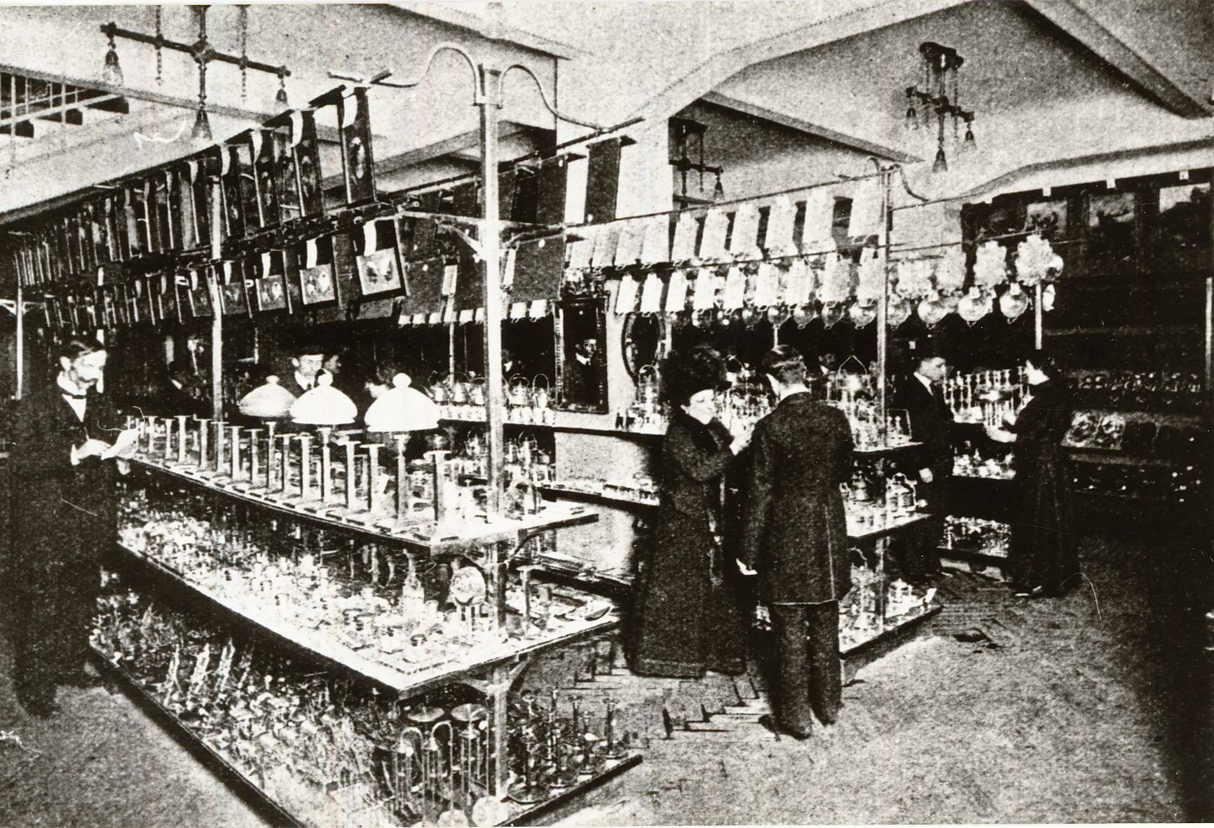 Belső áruházkép (Magyar Kereskedelmi és Vendéglátóipari Múzeum CC BY-NC-ND)