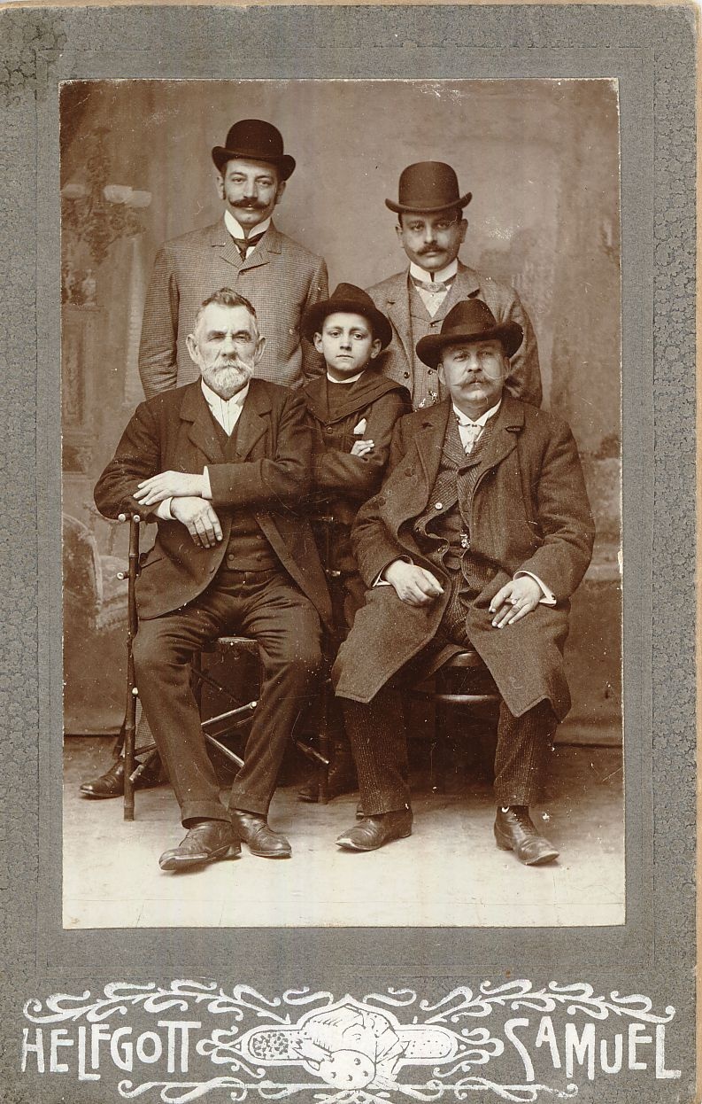 Kalapos férfiak és egy fiúgyermek csoportképe XIX. század végén (Magyar Kereskedelmi és Vendéglátóipari Múzeum CC BY-NC-ND)