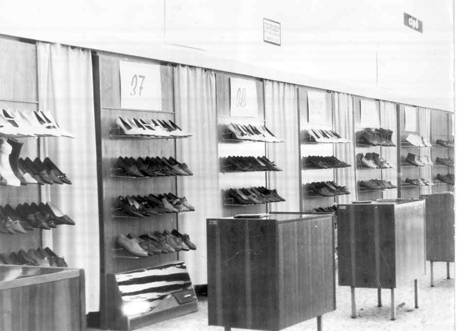 Cipőosztály a Veszprémi Centrum Áruházban 1960-as években (Magyar Kereskedelmi és Vendéglátóipari Múzeum CC BY-NC-ND)