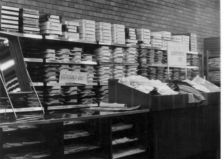 Ruházati osztály a Veszprémi Centrum Áruházban az 1960-as években (Magyar Kereskedelmi és Vendéglátóipari Múzeum CC BY-NC-ND)