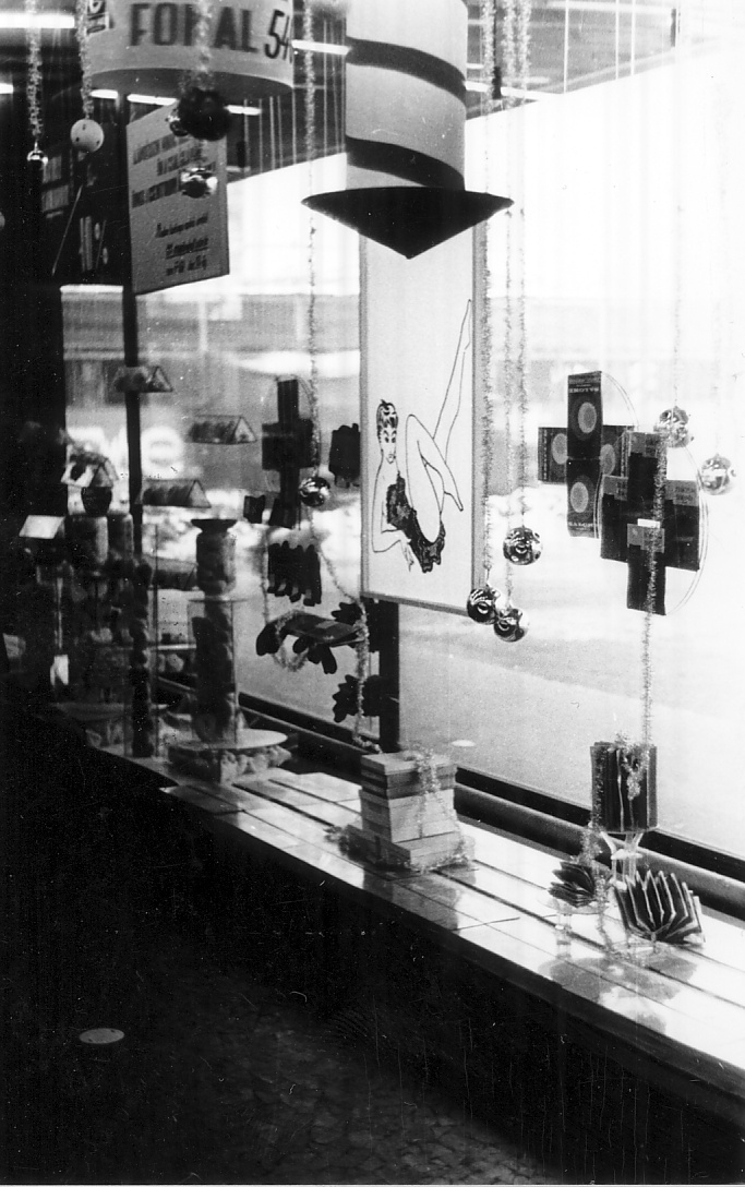 Centrum Áruház kirakata, Veszprém 1960-as évek (Magyar Kereskedelmi és Vendéglátóipari Múzeum CC BY-NC-ND)