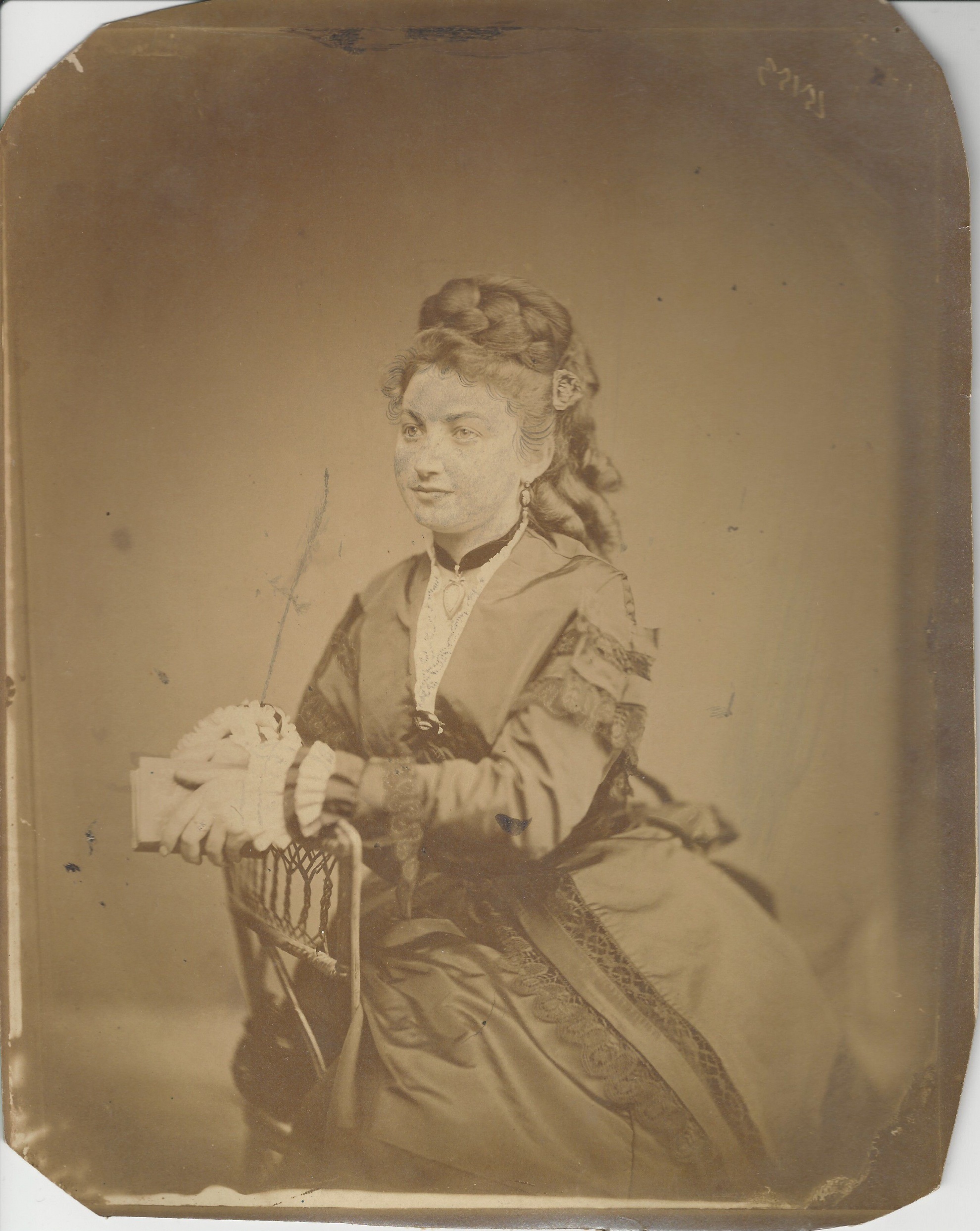Fiatal hölgy portréja XIX. század második fele (Magyar Kereskedelmi és Vendéglátóipari Múzeum CC BY-NC-ND)