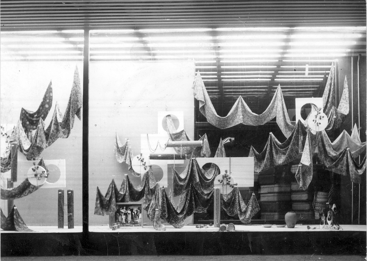 Centrum Áruház kirakata, Veszprém 1980-as évek (Magyar Kereskedelmi és Vendéglátóipari Múzeum CC BY-NC-ND)