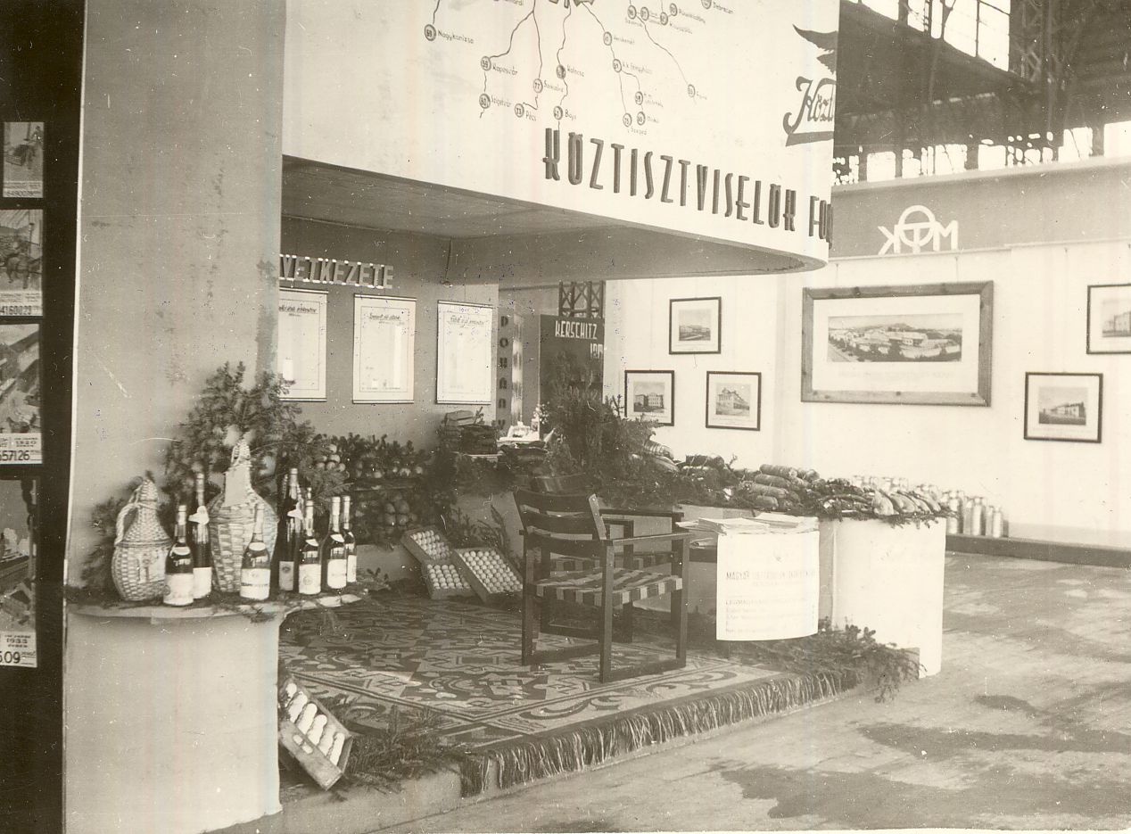 Köztisztviselők szövetkezet kiállítási stand 1934. (Magyar Kereskedelmi és Vendéglátóipari Múzeum CC BY-NC-ND)