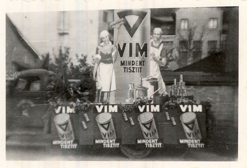 VIM reklám installáció 1947. (Magyar Kereskedelmi és Vendéglátóipari Múzeum CC BY-NC-ND)
