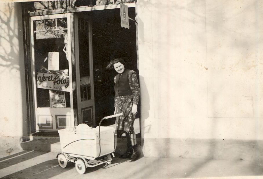 Garner Mariska üzlete Bonyhád 1940. (Magyar Kereskedelmi és Vendéglátóipari Múzeum CC BY-NC-ND)