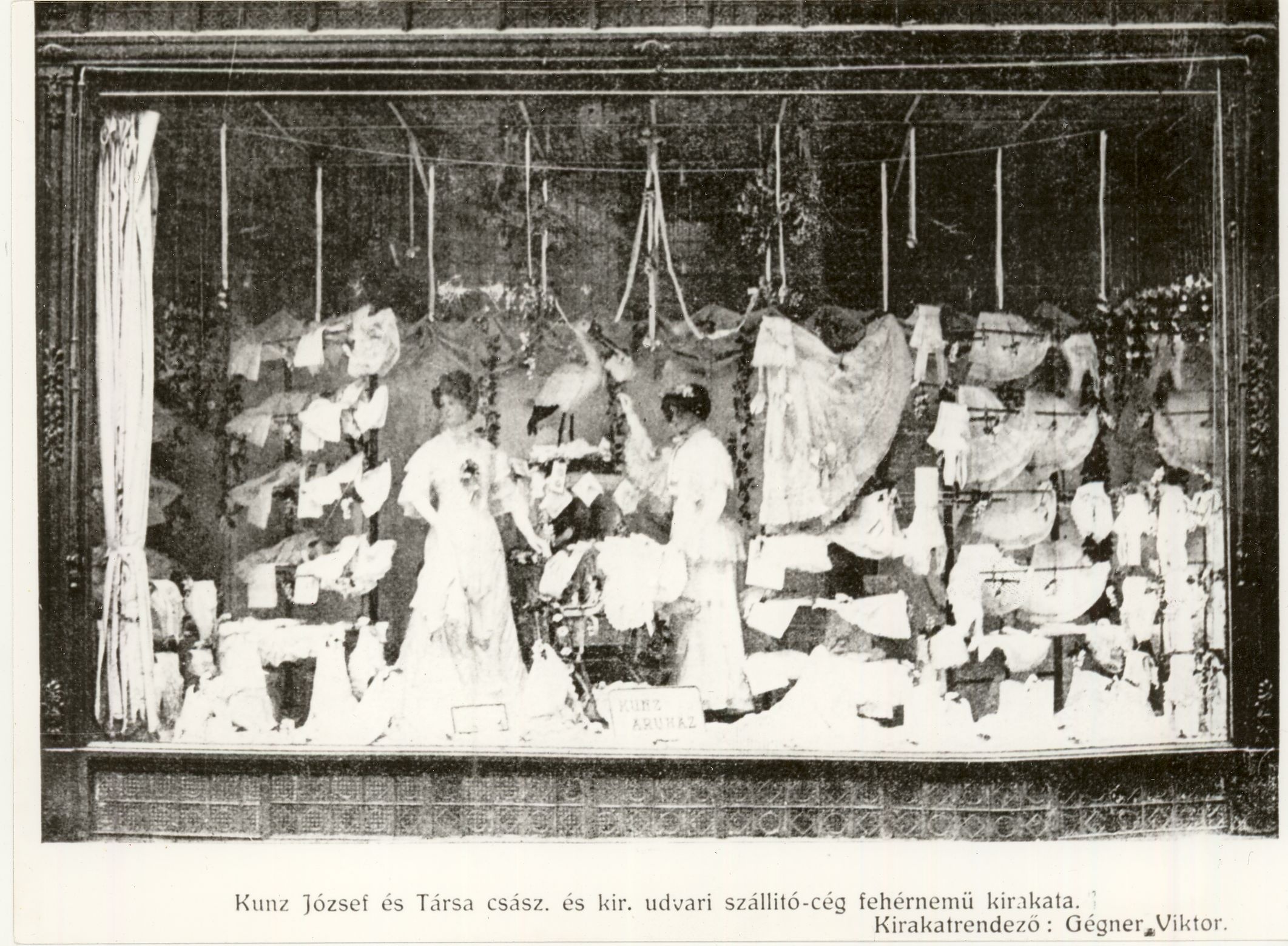 Fehérnemű kirakat (Magyar Kereskedelmi és Vendéglátóipari Múzeum CC BY-NC-ND)