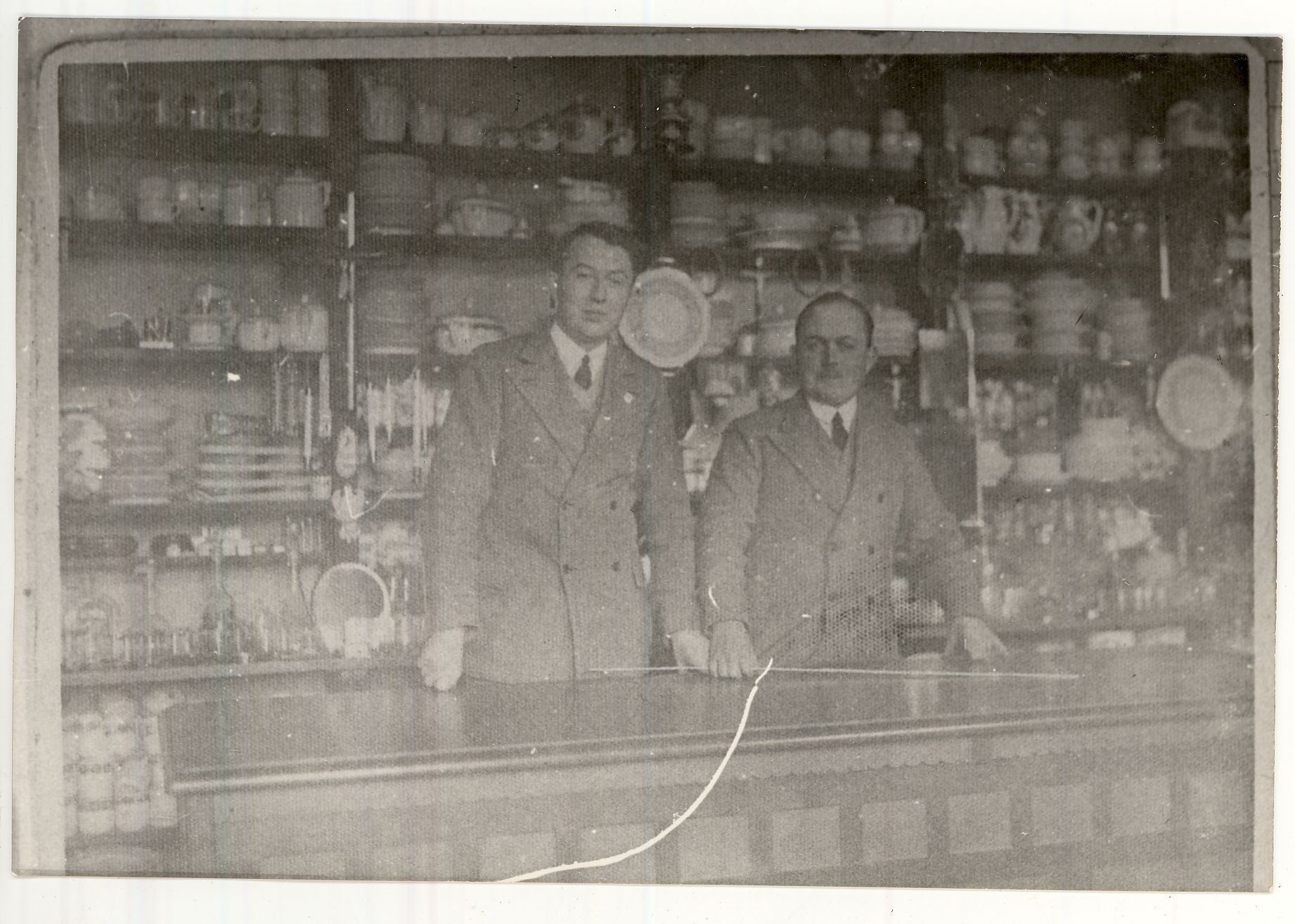 kerámia- és üvegáru bolt Tolna (Magyar Kereskedelmi és Vendéglátóipari Múzeum CC BY-NC-ND)