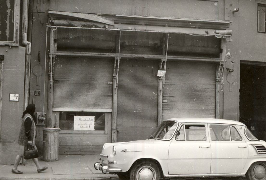 lehúzott redőnyű bezárt üzlet Mátészalka 1976. (Magyar Kereskedelmi és Vendéglátóipari Múzeum CC BY-NC-ND)