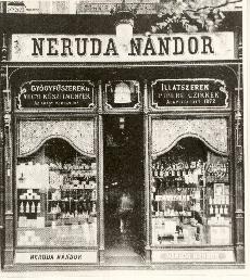 Neruda Nándor gyógyszerek és illatszerek üzletének a kirakata (Magyar Kereskedelmi és Vendéglátóipari Múzeum CC BY-NC-ND)
