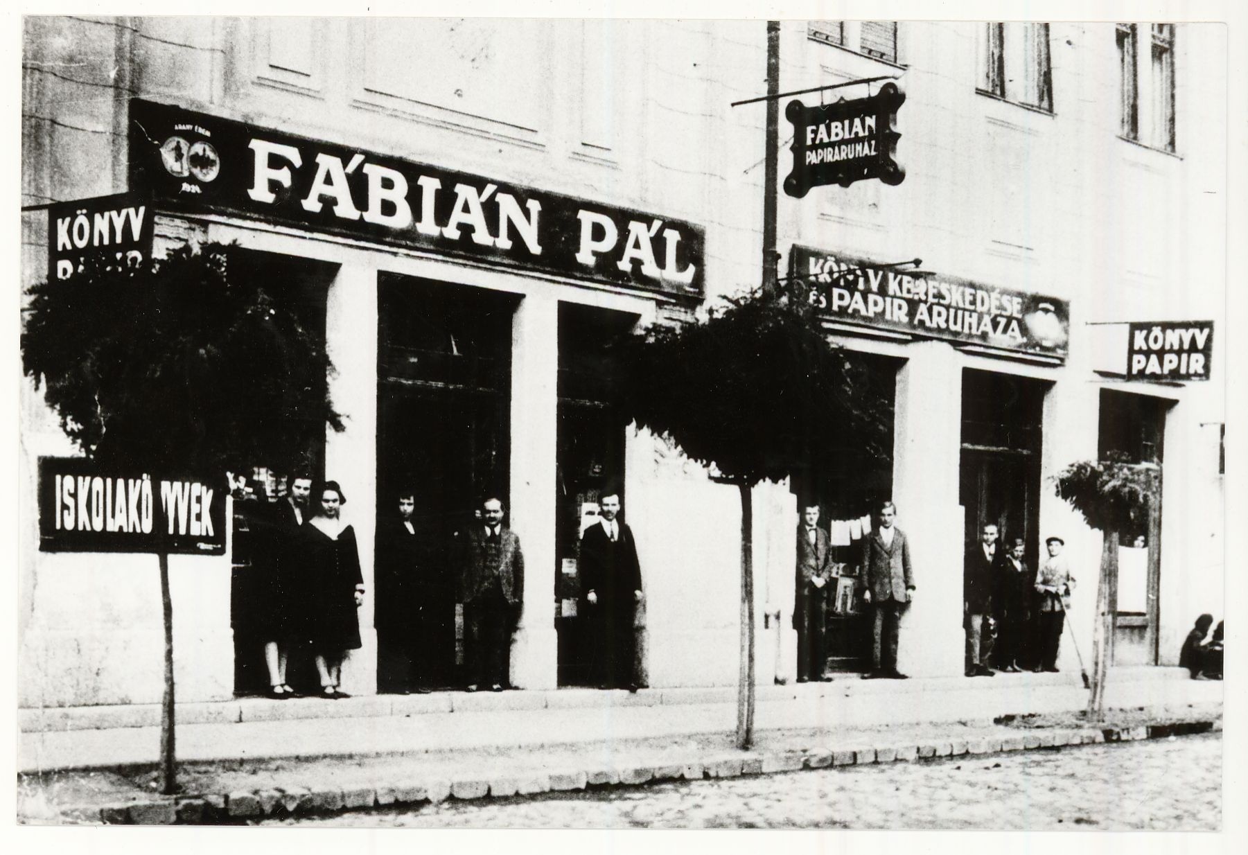 Fábián Pál papíráruházának utcai frontja Nyíregyháza 1924. (Magyar Kereskedelmi és Vendéglátóipari Múzeum CC BY-NC-ND)