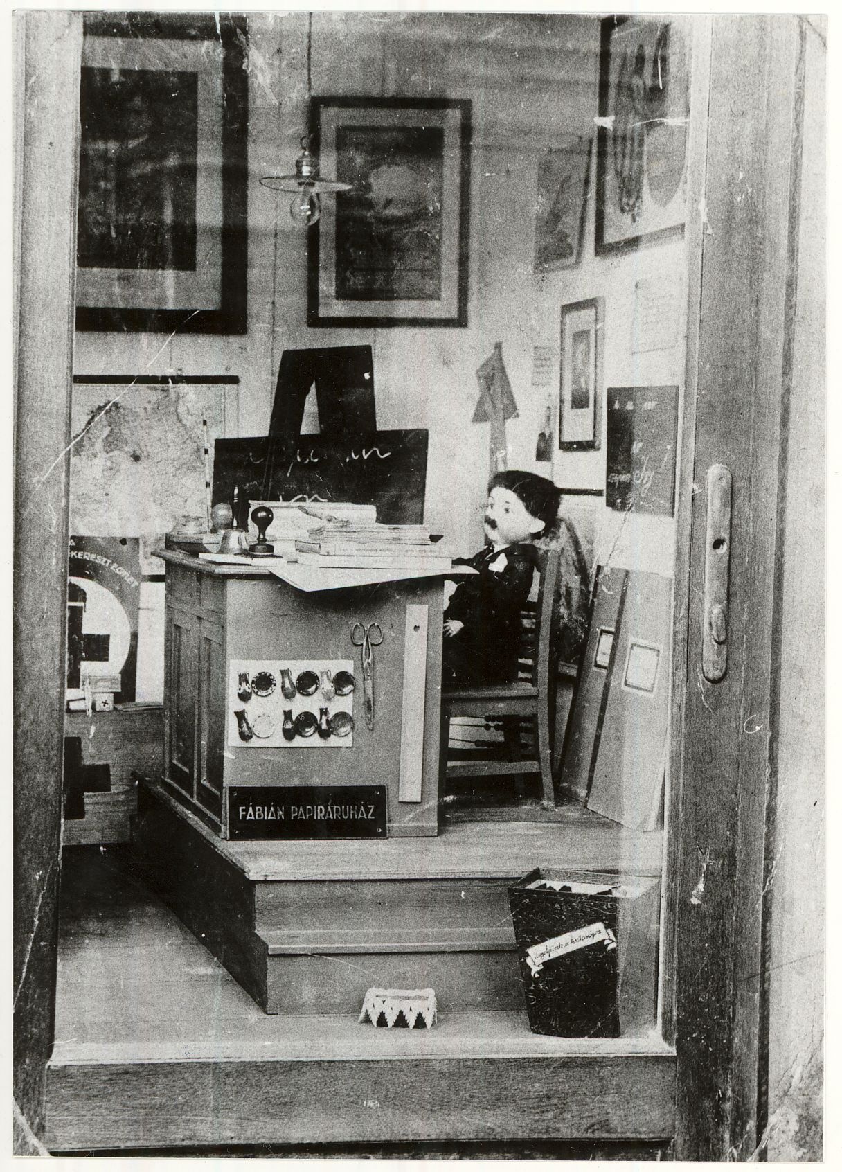 Fábián Pál papíráruházának kirakata Nyíregyháza 1927. (Magyar Kereskedelmi és Vendéglátóipari Múzeum CC BY-NC-ND)