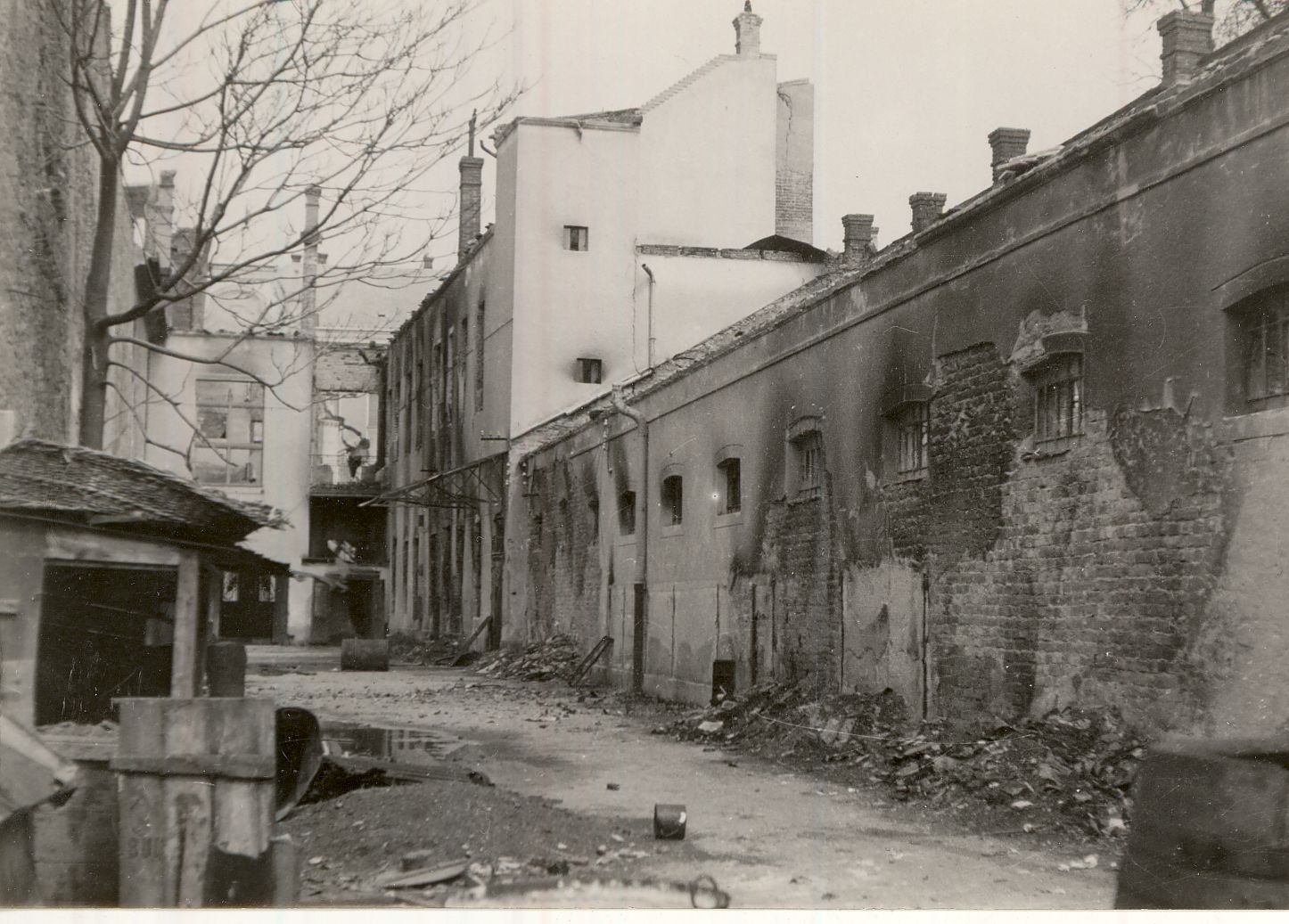 Kontsek Géza fűszer- és csemegeüzletének romos udvara 1944. (Magyar Kereskedelmi és Vendéglátóipari Múzeum CC BY-NC-ND)