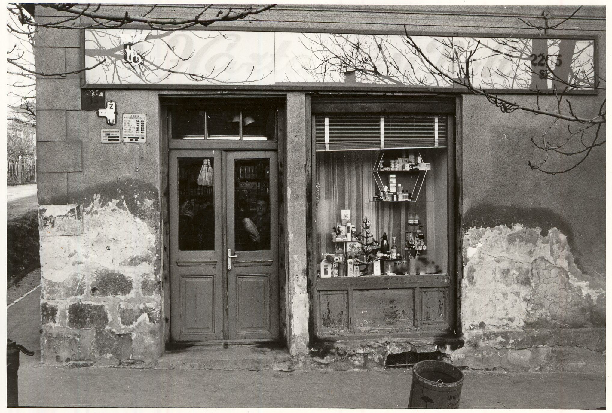 Háztartási üzlet kívülről (Magyar Kereskedelmi és Vendéglátóipari Múzeum CC BY-NC-ND)