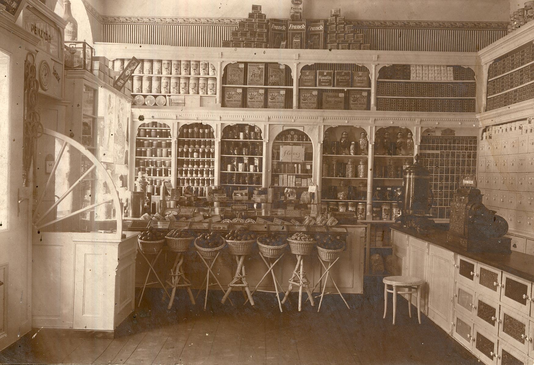 Eisler Lajos Fűszer és csemege boltja Szentes 1928. (Magyar Kereskedelmi és Vendéglátóipari Múzeum CC BY-NC-ND)