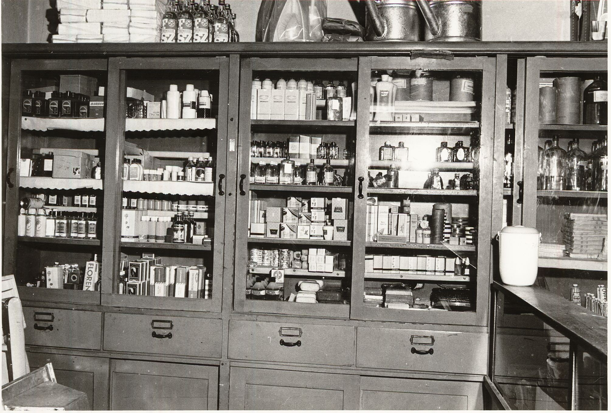Háztartási bolt belső kép (Magyar Kereskedelmi és Vendéglátóipari Múzeum CC BY-NC-ND)
