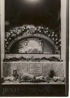 Fleischer Pál hentes kirakatának egy részlete (Magyar Kereskedelmi és Vendéglátóipari Múzeum CC BY-NC-ND)