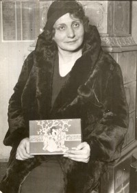 Dr. Szilvássy Istvánné a kirakatverseny győztesének portréja Szécsény 1931.