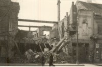 Kontsek Géza fűszer- és csemegeüzletének romos utcai frontja 1944.