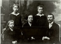 Dávid Gyula gyulai vaskereskedő és családja