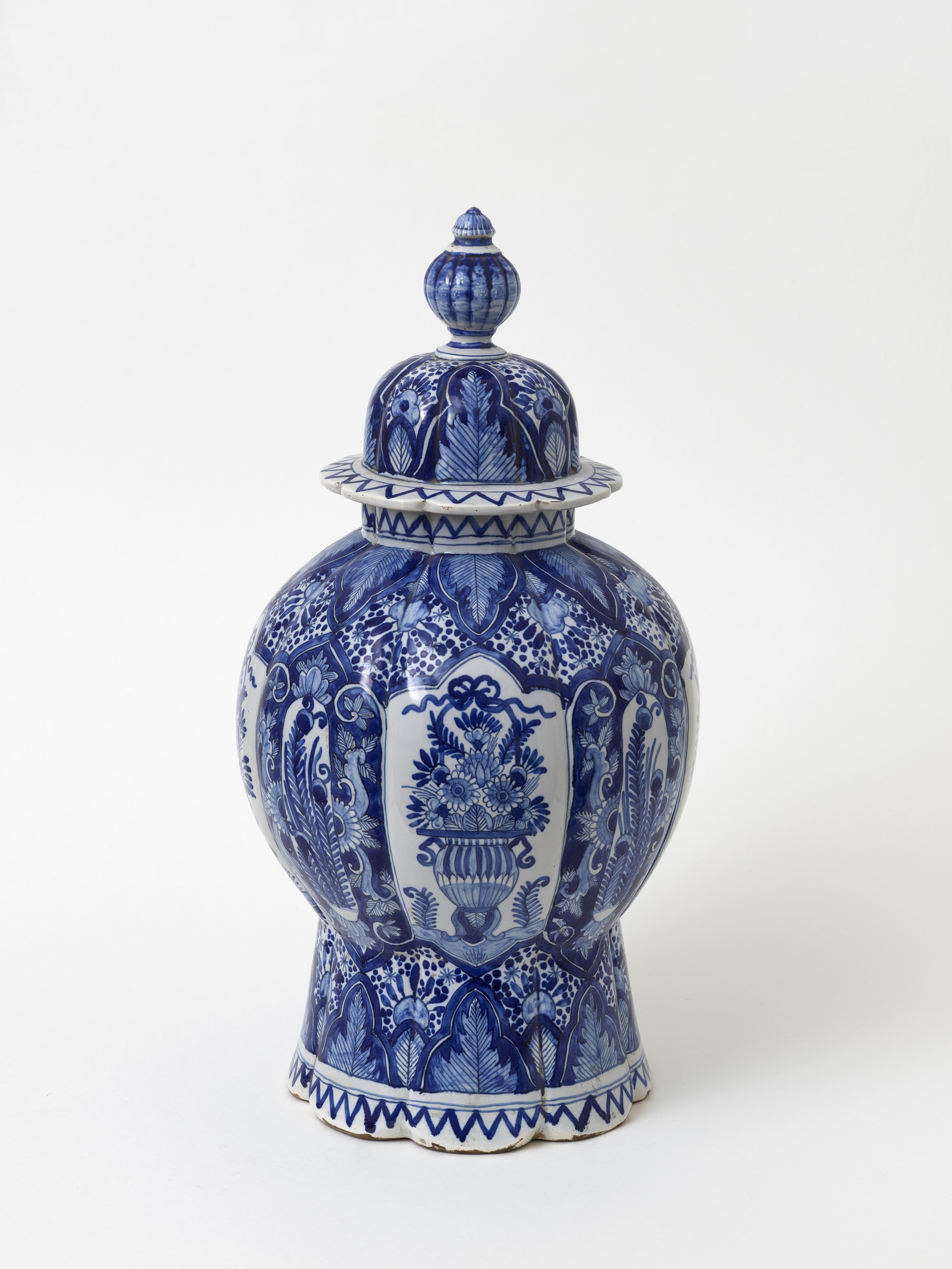 Fayence-Deckelvasen, Delft, 17. Jh. :: Städtisches Museum Schloss Rheydt :: museum-digital:rheinland