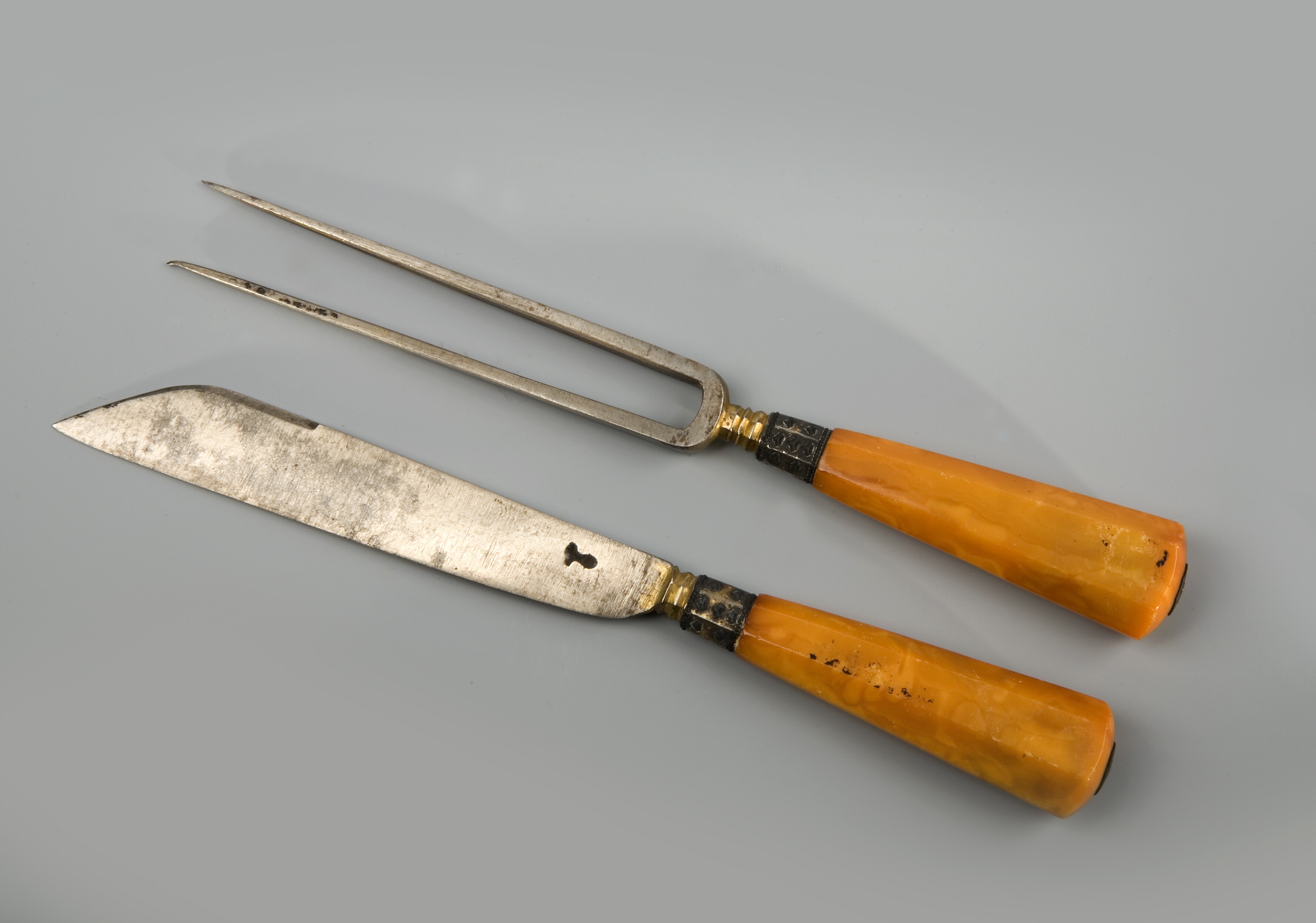 Besteck mit Griff aus Bernstein (Messer und Gabel) :: Museum Naturalienkabinett Waldenburg :: museum-digital:sachsen