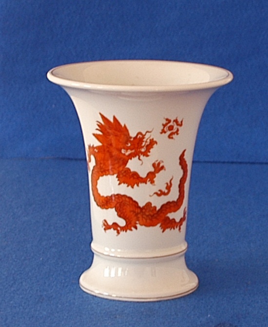 Vase mit Ming-Drachen :: Winckelmann-Gesellschaft mit Winckelmann-Museum Stendal :: museum-digital:sachsen-anhalt